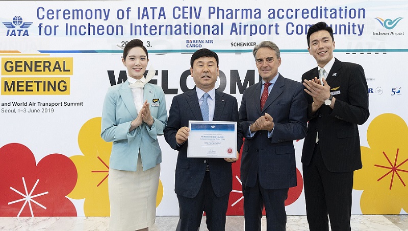 Mr Samsug Noh(2nd left) and Mr Alexandre de Juniac (3rd left, CEO of IATA)